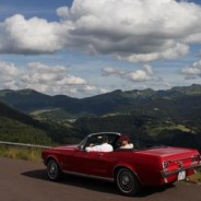 Les volcans d’Auvergne en cabriolet ancien.