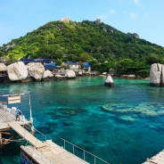 La Villa Thalassa se niche au creux de la colline du massif des Maures