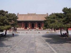 560px-Mukden_palace_Chongzheng_Hall_01